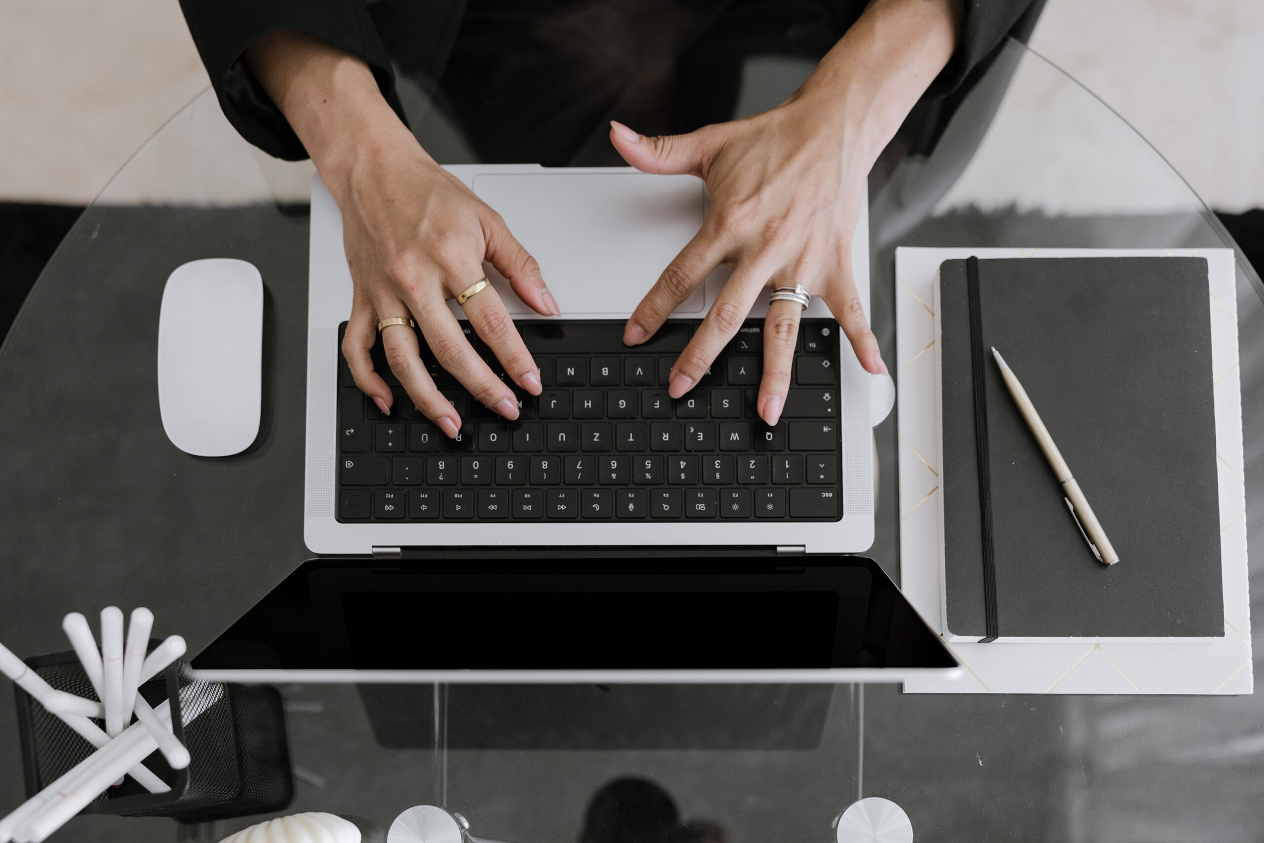 BLACK & WHITE WORKSPACE